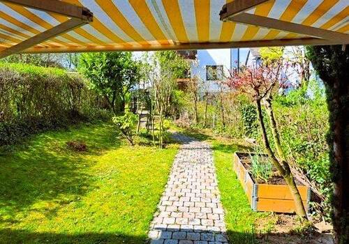 Ausblick in den eigenen Garten v. Terrasse - 