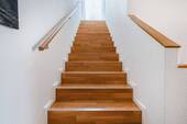 Treppenhaus mit Holztreppe - 