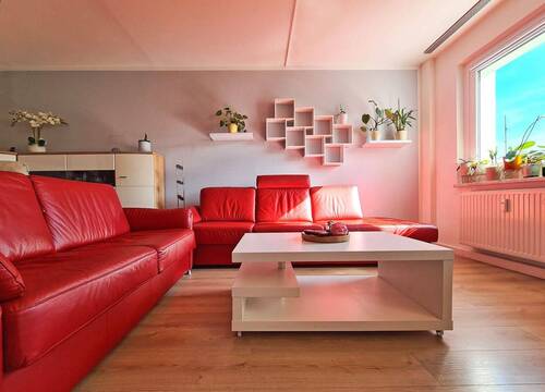 Couchgarnitur_Detail_final - Attraktive 3-Raum-Wohnung mit Balkon, Aufzug & wertiger Ausstattung zur Übernahme (VHB)