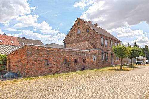 Straßenansicht links - 6 Zimmer Mehrfamilienhaus, Wohnhaus zum Kaufen in Hötensleben