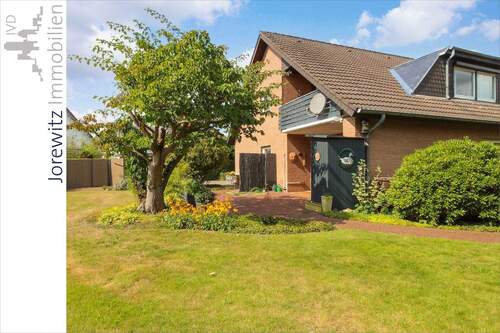 001 - Gartenansicht - Zentrumsnah in Brackwede: Zweifamilienhaus mit Doppelgarage und großem Gartengrundstück