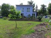 Blick vom Garten zum Haus - Modernes Wohnhaus mit separater Einliegerwohnung sucht neue Familie