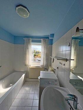 Bad mit Wanne und Dusche - 