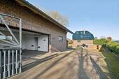 Auffahrt und Doppelgarage - 