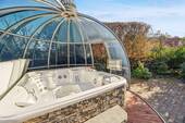 Jacuzzi mit Glocke_geöffnet - 