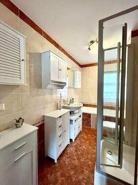 Badezimmer mit Wanne und Dusche - 