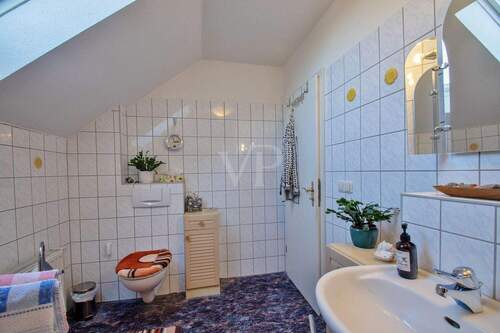 Badezimmer mit Badewanne - 