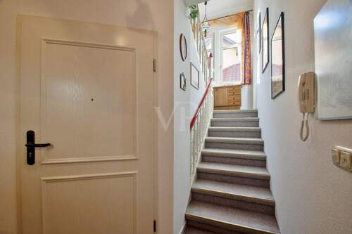 Wohnungseingangstür und Treppenaufgang - 