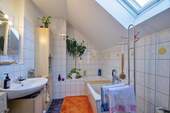 Badezimmer mit Badewanne - 