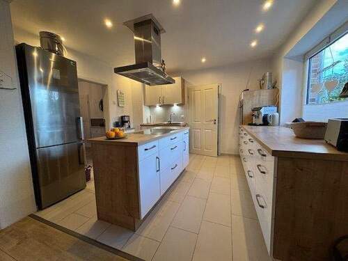 Offene Küche mit Einbauküche - 