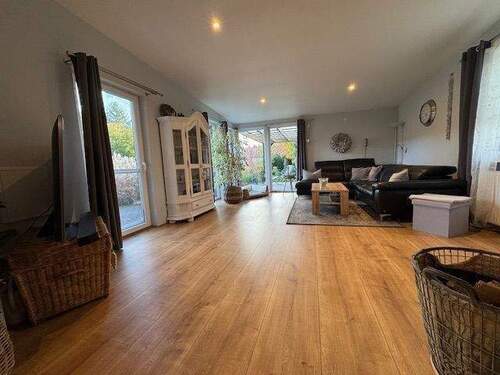 Wohnzimmer mit Ofen und Klimaanlage - 