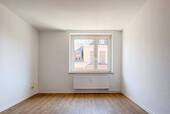 Schlafzimmer - Renoviert und einziehbereit - wohnen in hellen Räumen...