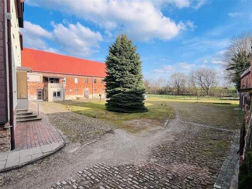 Zufahrt - 1 Zimmer Mehrfamilienhaus, Wohnhaus zum Kaufen in Hohenmölsen