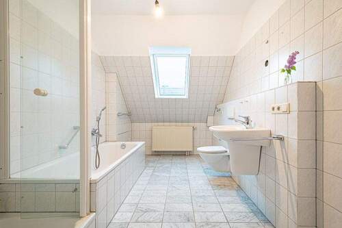 großes Bad mit Fenster - 