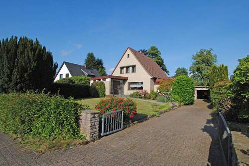 Hausansicht und Auffahrt - 4 Zimmer Einfamilienhaus zum Kaufen in Pinneberg / Quellental