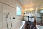 1.OG Bad mit Dusche und Wanne - 