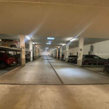 großzügige Tiefgarage Innenansicht - Einfamilienhaus in Ottobrunn