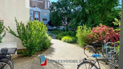 Blick a. d. Küchenfenster - Greifswald-Innenstadt, Top- August- Angebot, ETW im DG, 2 Zi., ca. 65 m², Bad m. Wanne, EbKü., Keller,