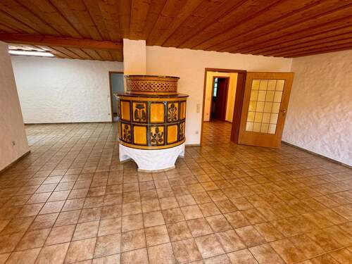 Wohnen/Essen mit fränkischem Kachelofen - N-Fischbach: Haus mit großzügigem Grundstück, diskrete Lage