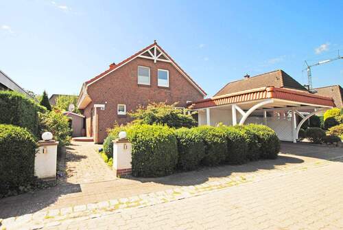 Hausansicht und Carport__ - Reserviert - Top gepflegt und ruhig gelegen! EFH mit hübschem Garten und Sauna in Henstedt-Ulzburg