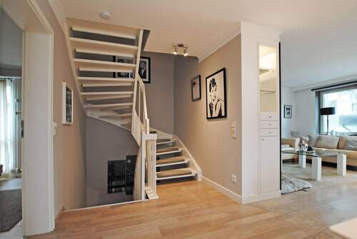 Der Flur mit Treppenaufgang - 