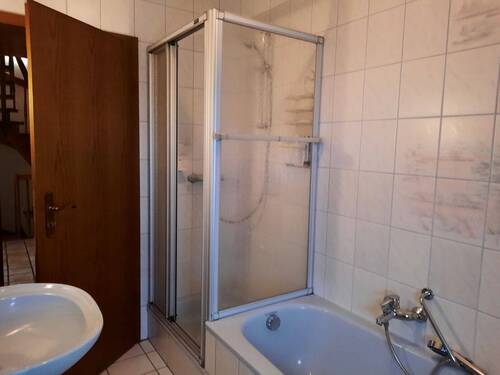 Dusche und Badewanne EG - 