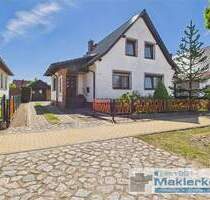 Zeitloses Einfamilienhaus mit separater Garage, Bungalow und Terrasse - Dargun