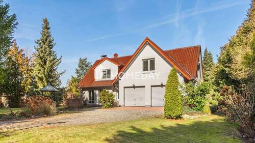 Außenansicht 3 - Wohnen auf höchstem Niveau - großzügiges EFH mit Traumgarten, Pool & Wellnessbereich