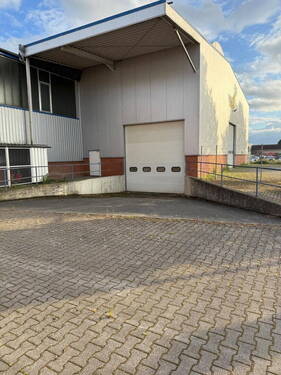 Bild 1 - Moderne Industriehalle mit Portalkran, LKW-Rampe und optimaler Anbindung