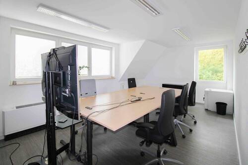 Lichtdurchfluteter Raum für Teamarbeit und Meetings - 