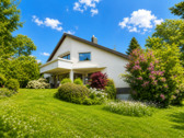Gebäudeansicht - Repräsentatives 2-Familienhaus m. Terrasse, zwei Balkonen und traumhaft großem Garten in Spitzenlage