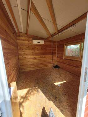 Gartenhütte innen. - 