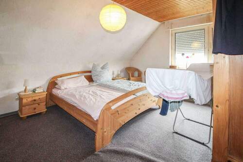 Schlafzimmer OG links - 
