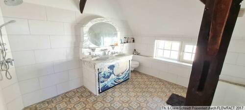 Badezimmer mit Badewanne und Dusche - 