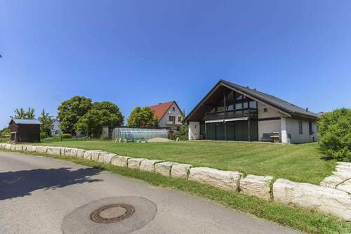 Außenansicht - Ihr neues Zuhause mit Urlaubsfeeling: Freistehendes Einfamilienhaus mit Pool in Paulushofen