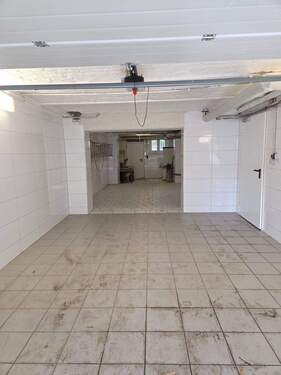Blick in die lange Garage - 