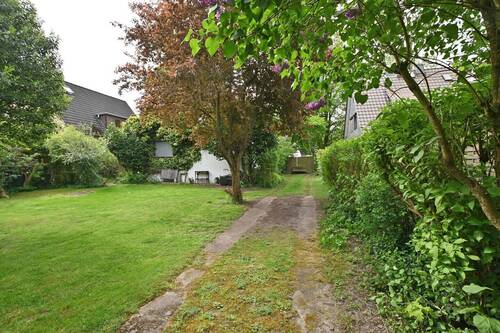Blick Garage Richtung Strasse und westliche Flucht des Grundstücks - Grundstück zum Kaufen in Hamburg / Lurup