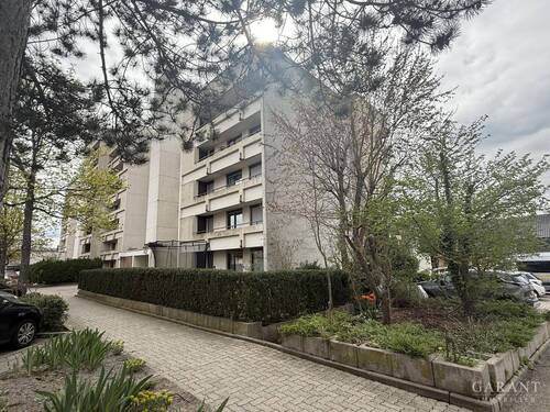 Außenbild 1 - Großzügige 4,5 Zimmer-Erdgeschoss-Wohnung mit Garten, Terrasse und Tiefgaragenstellplatz in Leonberg