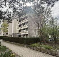 Großzügige 4,5 Zimmer-Erdgeschoss-Wohnung mit Garten, Terrasse und Tiefgaragenstellplatz in Leonberg