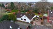 Luftbild - Attraktives Einfamilienhaus mit Einliegerwohnung in zentraler Lage und nahe dem Westküstenklinikum