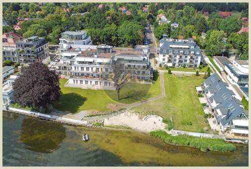 Drohnenaufnahme (Südseite) - Müggelseeblick: Modern, Balkon, barrierefreier Wohnungszugang und direkter Zugang zum Müggelsee...