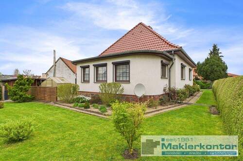 Außenansicht - Zeitloses, massives Einfamilienhaus mit Garage und Nebengelass