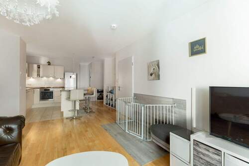 Wohnbereich und offene Küche - 