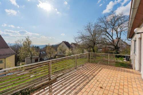 Blick von der Terrasse - Traumhafte Höhenlage: Wunderschönes Baugrundstück mit Weitblick und Altbestand
