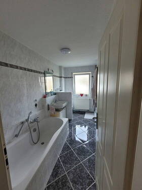 Badezimmer mit Wanne - 