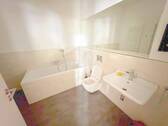 Badezimmer mit viel Platz + Spiegelfläche - 