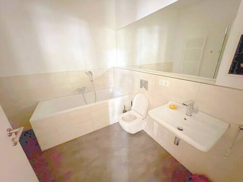 Badezimmer mit viel Platz + Spiegelfläche - 