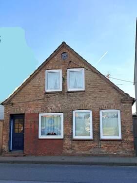 Haus vorn - 4 Zimmer Einfamilienhaus zum Kaufen in Barmstedt
