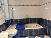 Bad mit Badewanne im Erdgeschoss - 