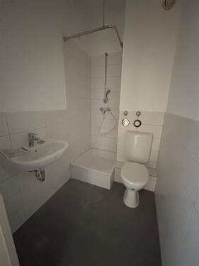 Badezimmer mit Dusche - 2 Zimmer Etagenwohnung in Kiel